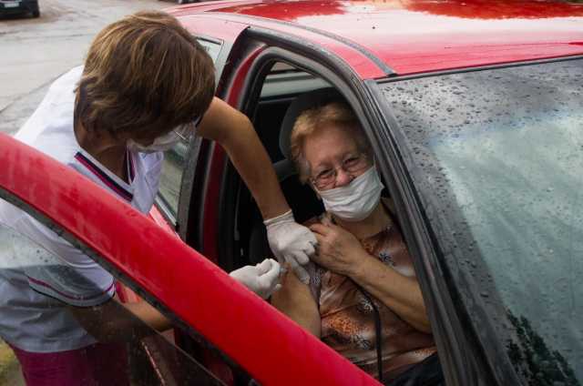 Vacunación a Personal Esencial y mayores de 70