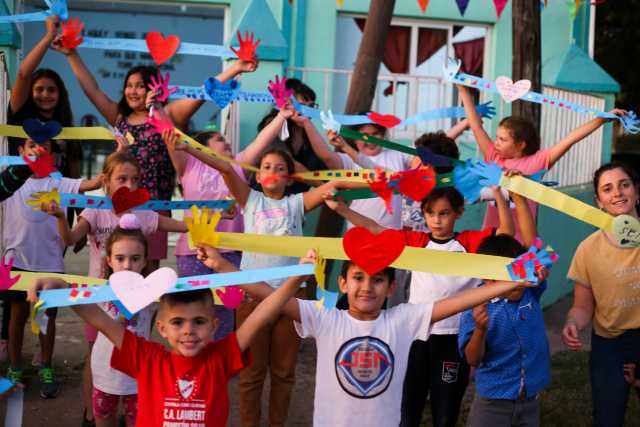 EL BARRIARTE SIGUE CONGREGANDO NIÑOS POR LOS BARRIOS