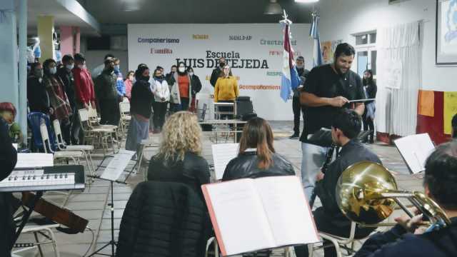 EL CENMA CELEBRÓ EL 25 DE MAYO CON LA BANDA MUNICIPAL