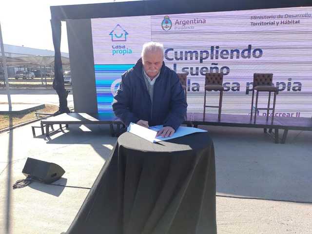 CONTÍNUAS GESTIONES DEL INTENDENTE TRAEN MÁS VIVIENDAS A MONTE MAÍZ