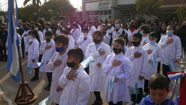 MÁS DE 300 ALUMNOS PROMETIERON LEALTAD A LA BANDERA