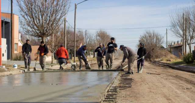SE ESTÁ PAVIMENTANDO OTRA CUADRA
