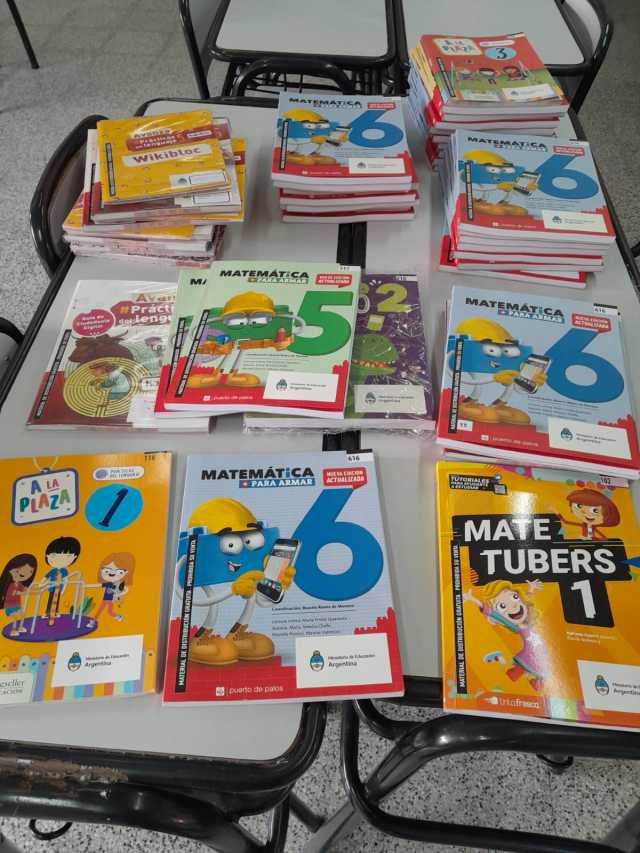 CASI MIL ALUMNOS RECIBIERON SU LIBRO PARA ESTUDIAR