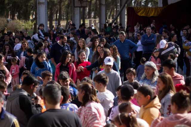 IMPONENTE MARCO DE PÚBLICO EN ELDÍA DE LAS INFANCIAS