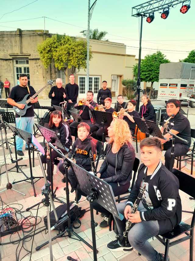 LA BANDA MUNICIPAL SE PRESENTÓ EN CAMILO ALDAO