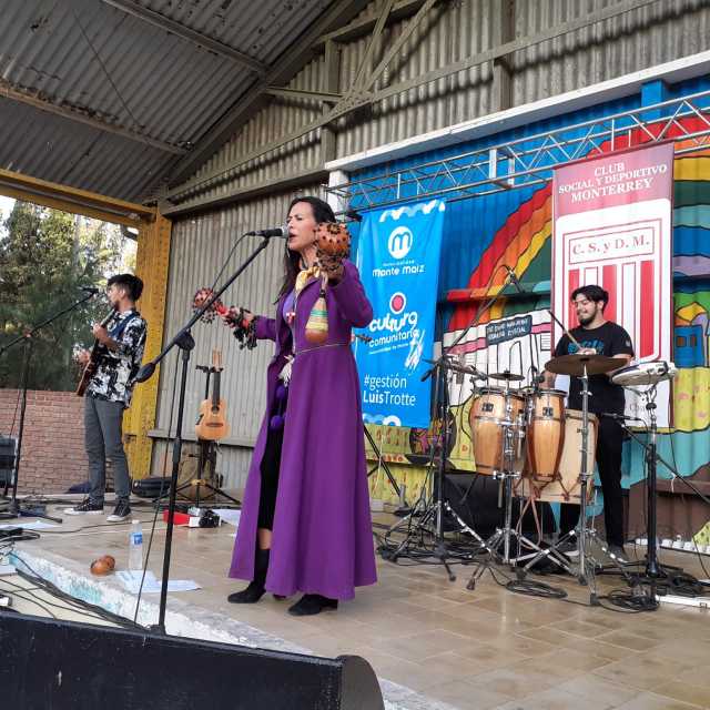 ROXANA CARABAJAL BRILLÓ EN EL ESCENARIO DEL PASEO DE LA HERMANDAD