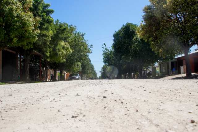 SE SIGUE TRABAJANDO EN LAS CALLES DE TIERRA