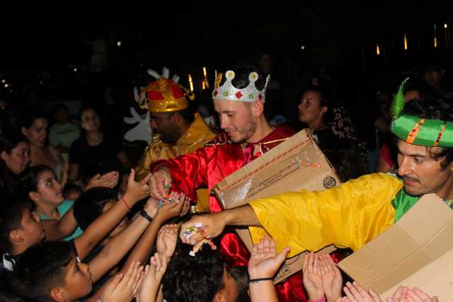 LOS REYES MAGOS ESTUVIERON EN LA PLAZA DE MONTE MAÍZ