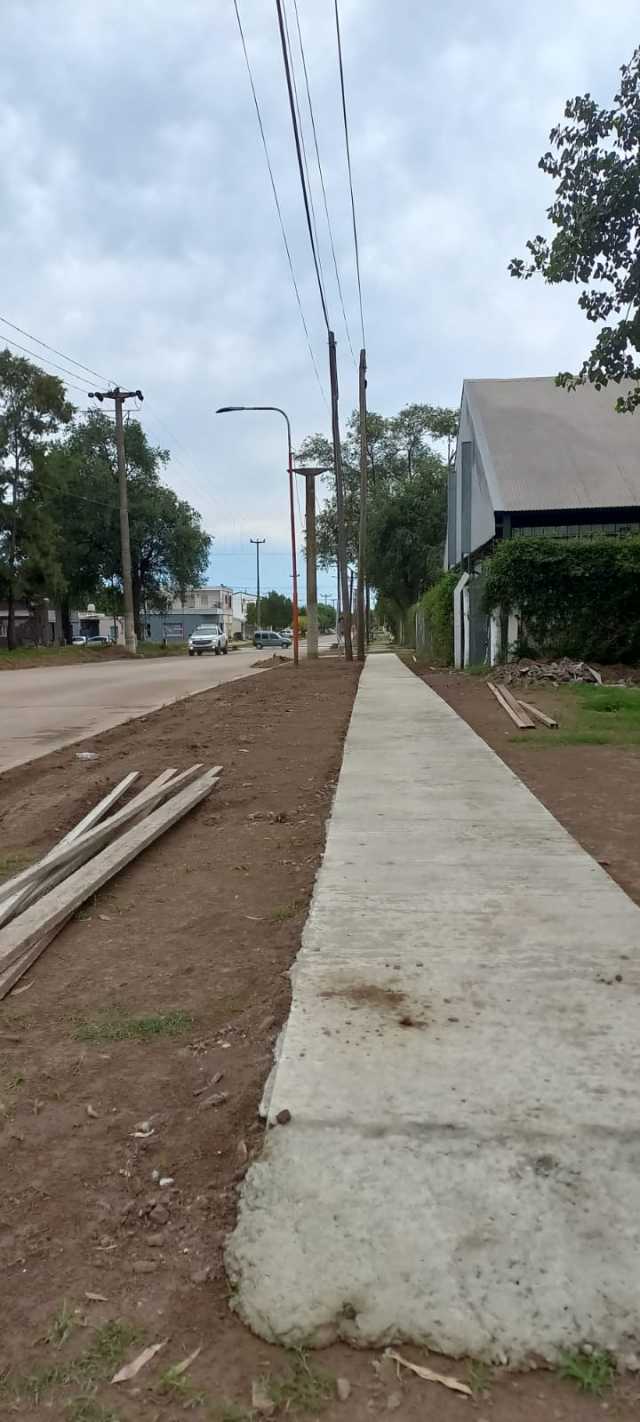 SE HORMIGONÓ LA VEREDA ESTE DE CALLE SANTA CRUZ