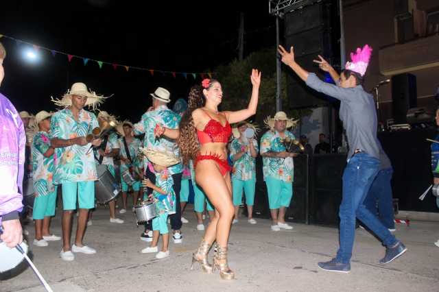 UNA MULTITUD EN LA NOCHE DEL CARNAVAL