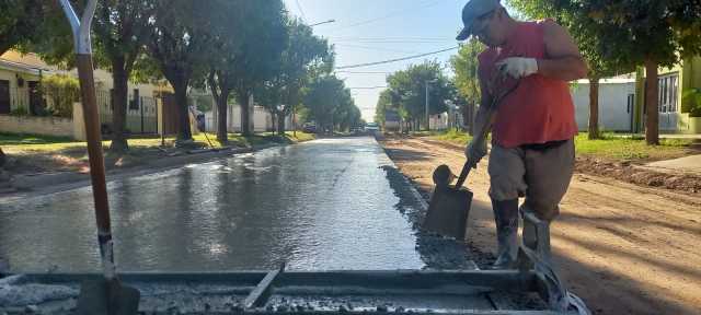 TERCERA CUADRA DE PAVIMENTO EN CALLE SAN JUAN