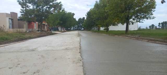 CONTINÚA LA PAVIMENTACIÓN EN BARRIO DON ADOLFO