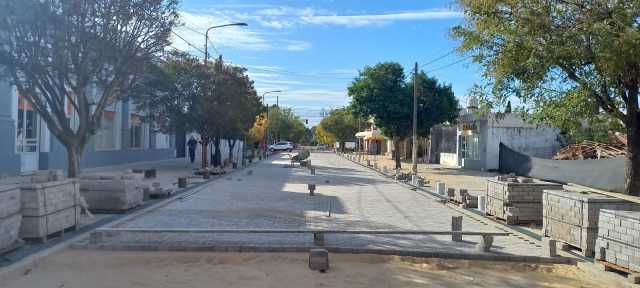 Avanza la colocación de adoquines en calle Córdoba