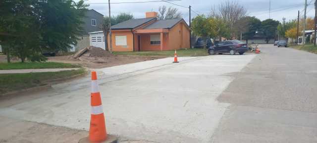 Reconstrucción de badén y bacheo