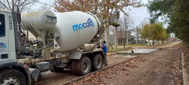 Metros finales de pavimento en barrio Don Adolfo