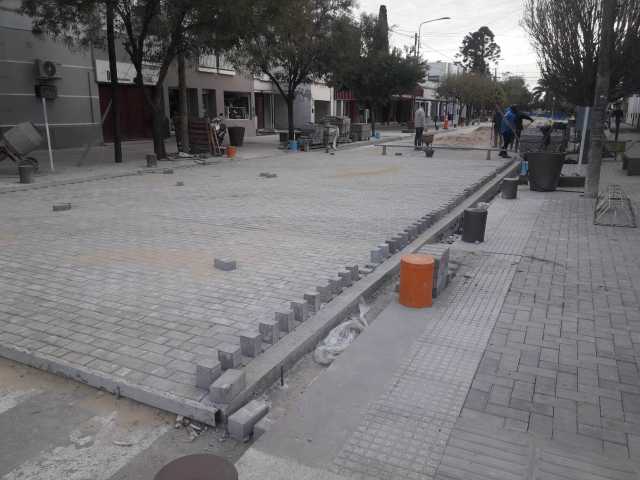 Adoquines y columnas de alumbrado