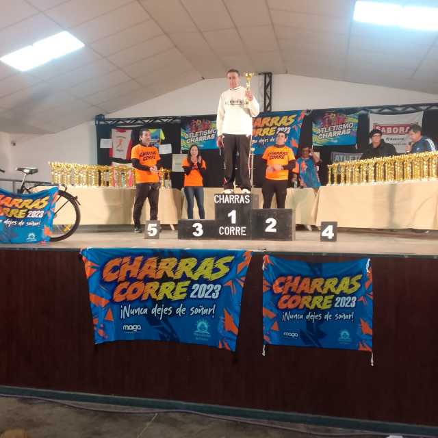 Atletas locales en la maratón de Charras