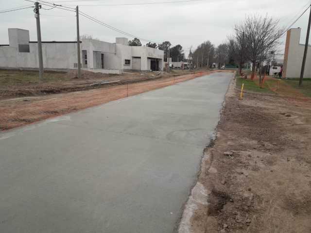 Más calles de pavimento