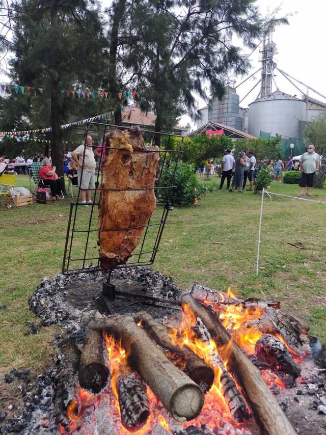 Asado criollo para celebrar el día de la tradición