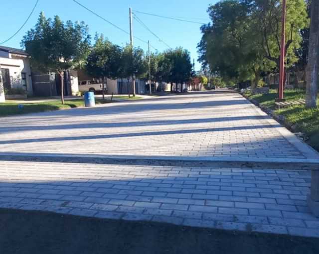 Obra de colocación de adoquines en calle Salta