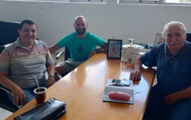 Entrega de un presente a un atleta local