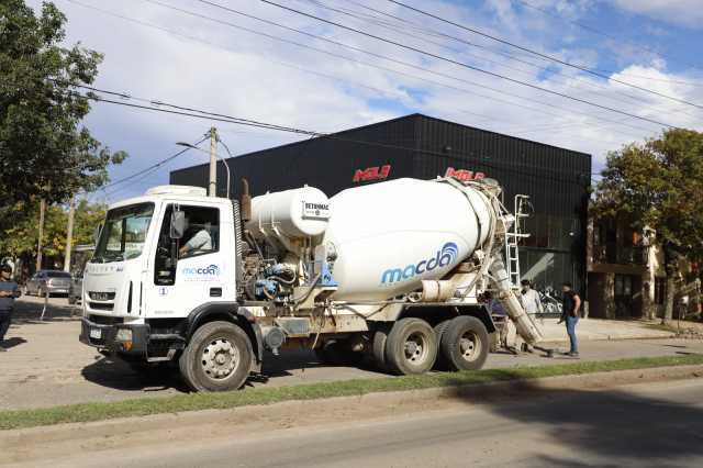 Bacheo en la colectora Juan Domingo Perón