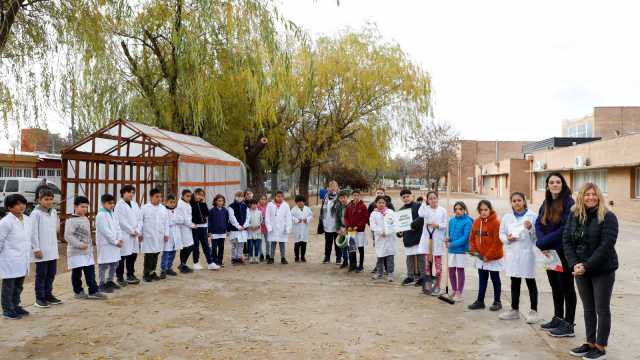 Visita del Ministerio de Bioagroindustria a la escuela José de San Martín