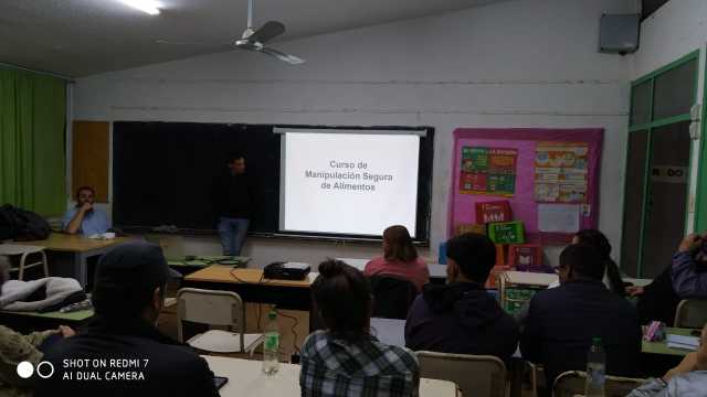 Curso de manipulación segura de alimentos en el CENMA Nº196