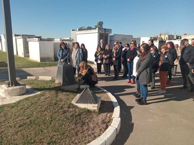 Homenaje en el cementerio local