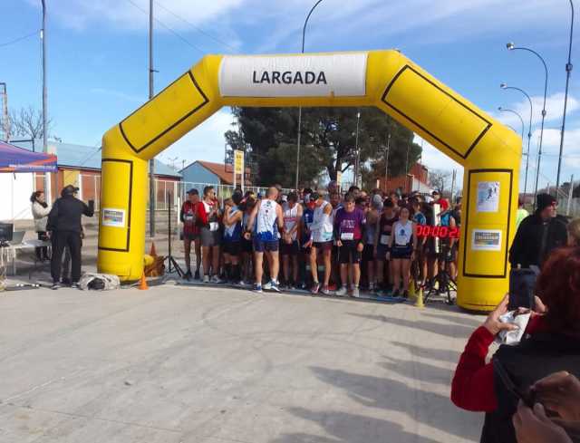 Atletas locales en el podio de Arias