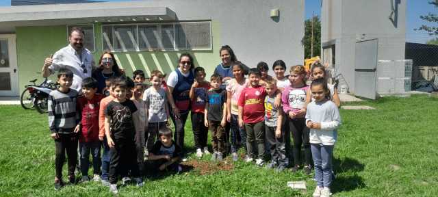Se plantaron árboles en UMANyF