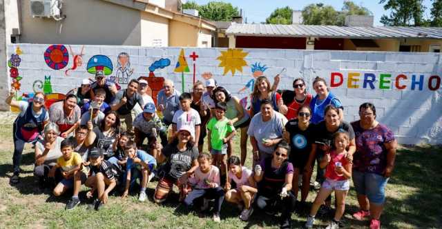 Detalles finales del mural en UMANyF