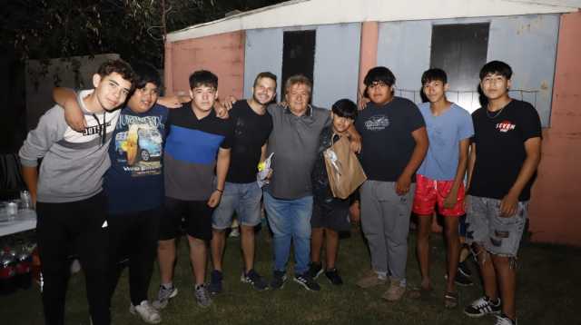 Entrega de medallas a los chicos de la escuelita municipal de fútbol