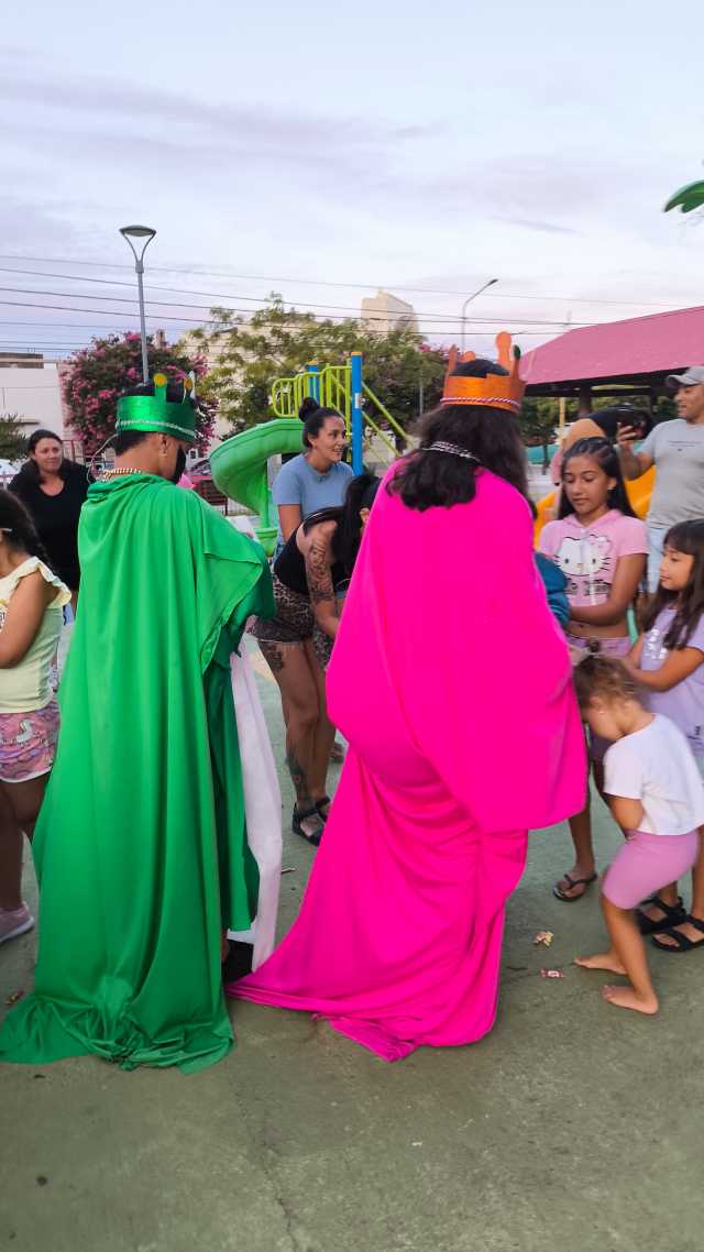 La visita de los Reyes Magos al parquecito municipal