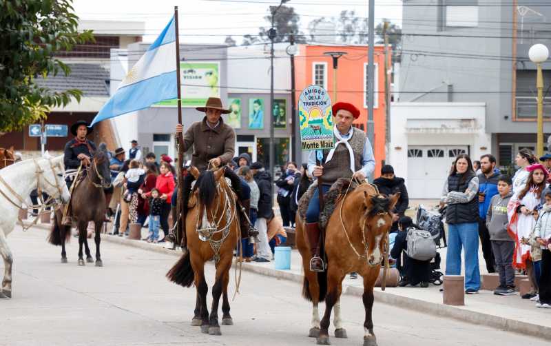 Desfile de agrupaciones gauchas