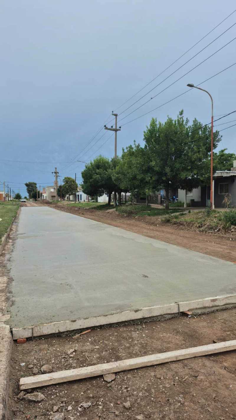 Cuarta cuadra de pavimento en calle La Pampa